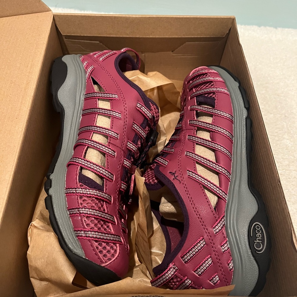 NWT Women’s Chaco Outcross Evo 2 Size 7.5